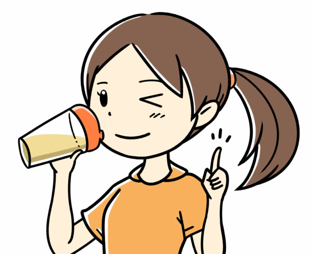 プロテインを飲む女性