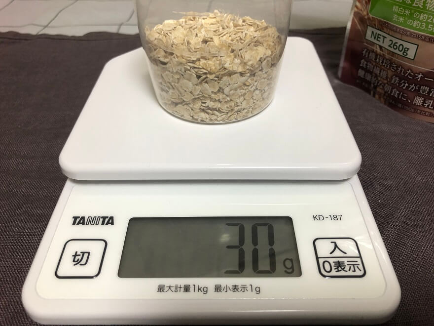 米用計量カップでオートミール30ｇを測る