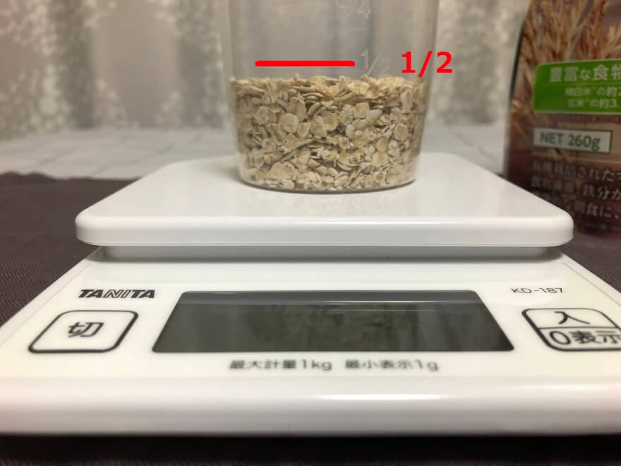 米用計量カップでオートミール30ｇを測る（真横）