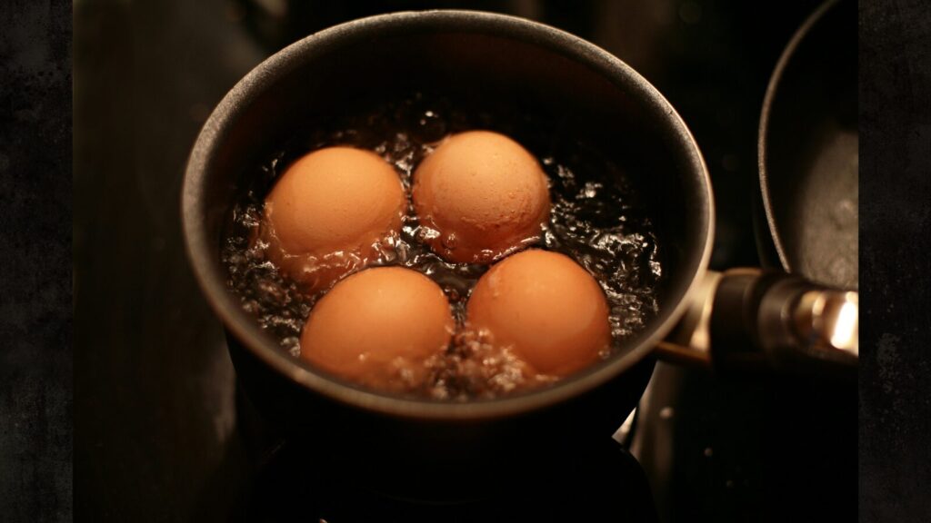 夜にゆで卵を食べると太るは誤解？